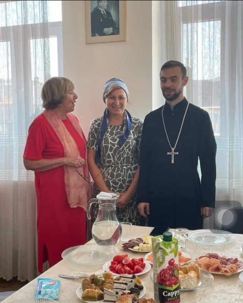 gokceekatun's tweet photo. Gagavuz Türkleri ve duvarda atamızın fotoğrafı… https://t.co/7BMJWEopLn