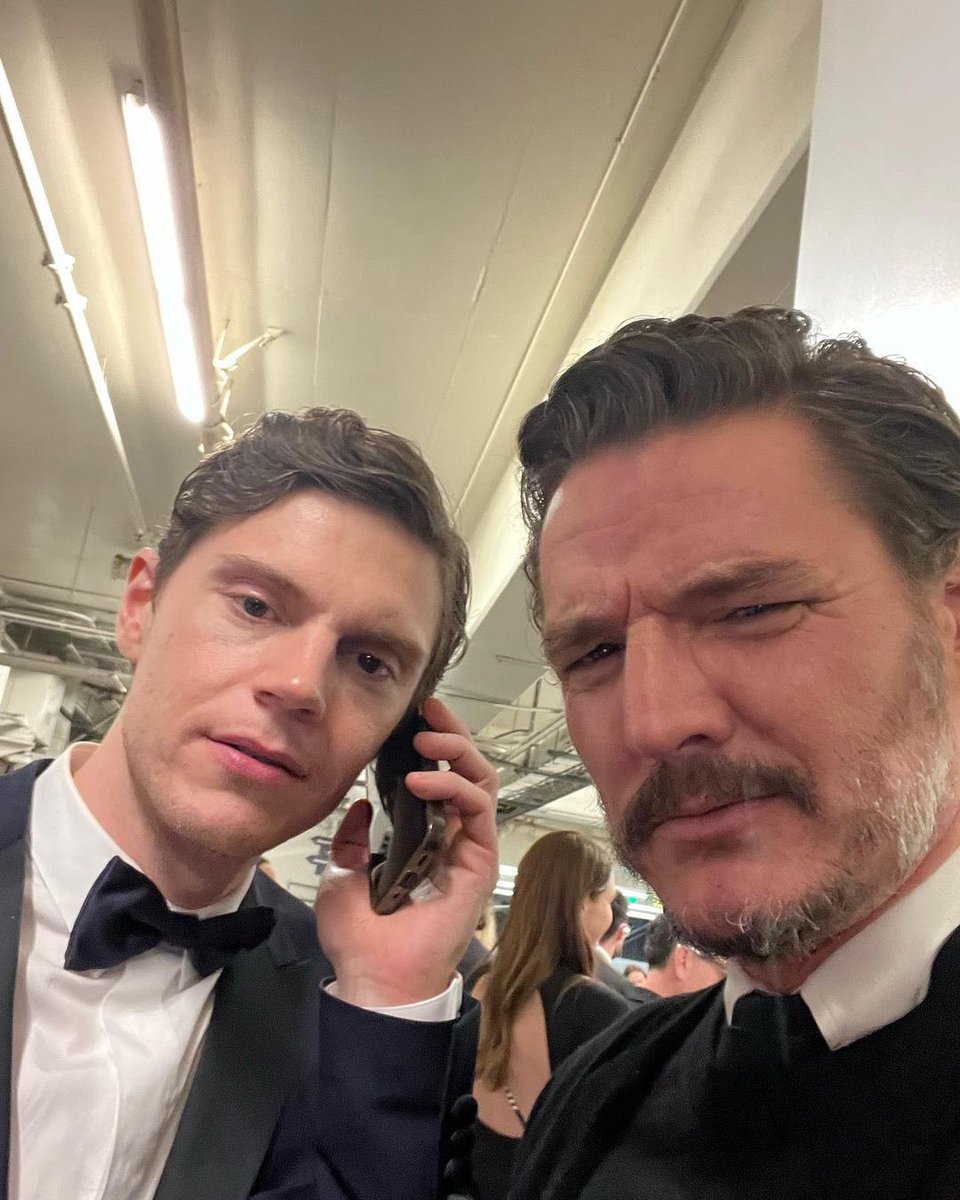 pascalarchive's tweet photo. Pedro Pascal and Evan Peters at the #Emmys https://t.co/7kQnBzNqGS