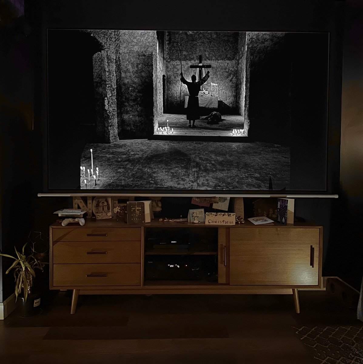 Despite being primarily influenced by westerns, I like that Black God White Devil (1964) also dips its toes into expressionist horror, even if it's fleeting. Cinematographer, Waldemar Lima's interior lighting is a real treat in a film that mostly plays out in daytime exteriors.