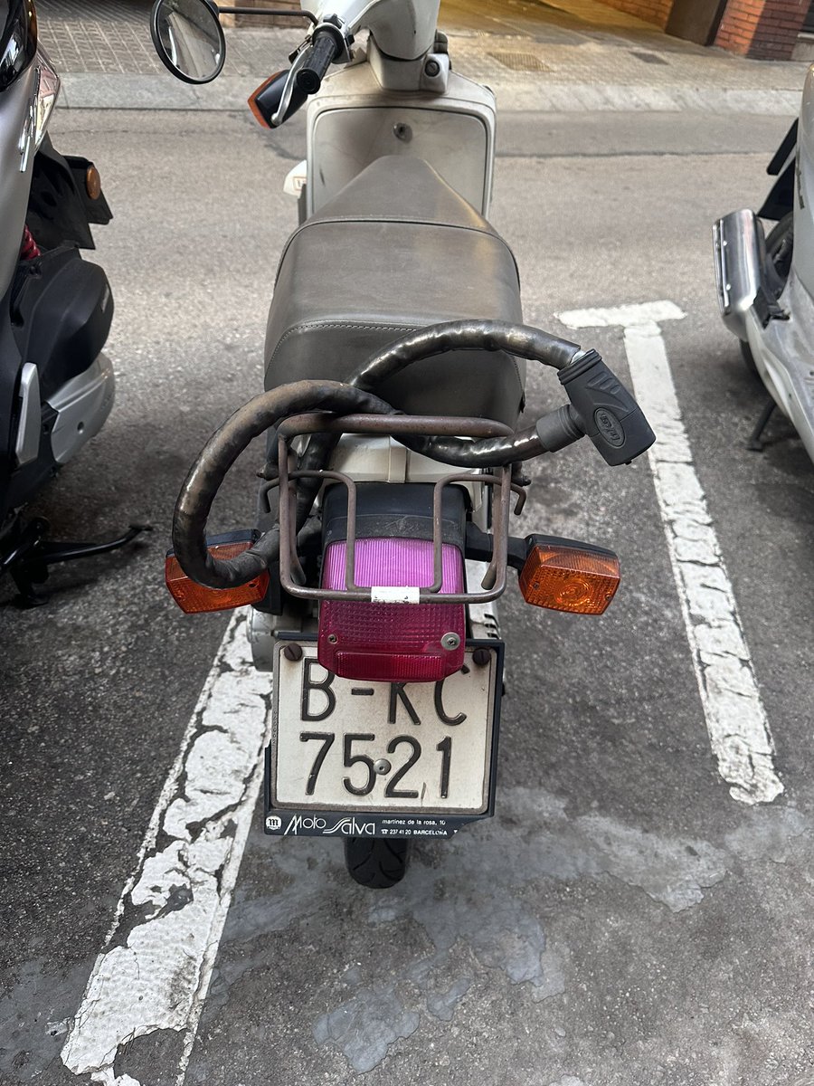 judit8383's tweet photo. @GUBBarcelona  Buenos días , podrían gestionar les retirada de motos abandonadas en la calle Julián Romea, llevan 4 meses ahí, Gracias https://t.co/h1jIjljHRT