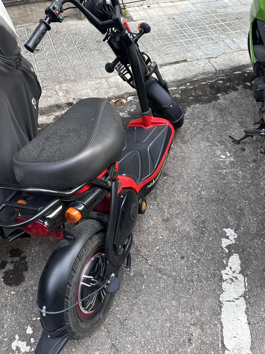 judit8383's tweet photo. @GUBBarcelona  Buenos días , podrían gestionar les retirada de motos abandonadas en la calle Julián Romea, llevan 4 meses ahí, Gracias https://t.co/h1jIjljHRT