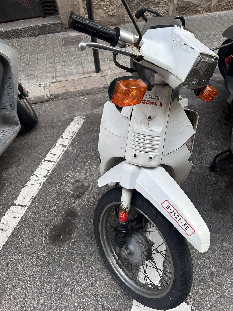judit8383's tweet photo. @GUBBarcelona  Buenos días , podrían gestionar les retirada de motos abandonadas en la calle Julián Romea, llevan 4 meses ahí, Gracias https://t.co/h1jIjljHRT