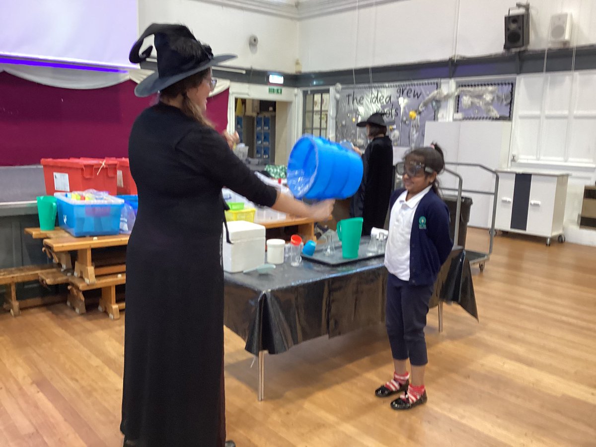 MissRigby9's tweet image. Some more photos of our fantastic workshop. Thank you @fabscience, the children had a great day 😊 @AbbeyMead_TMET