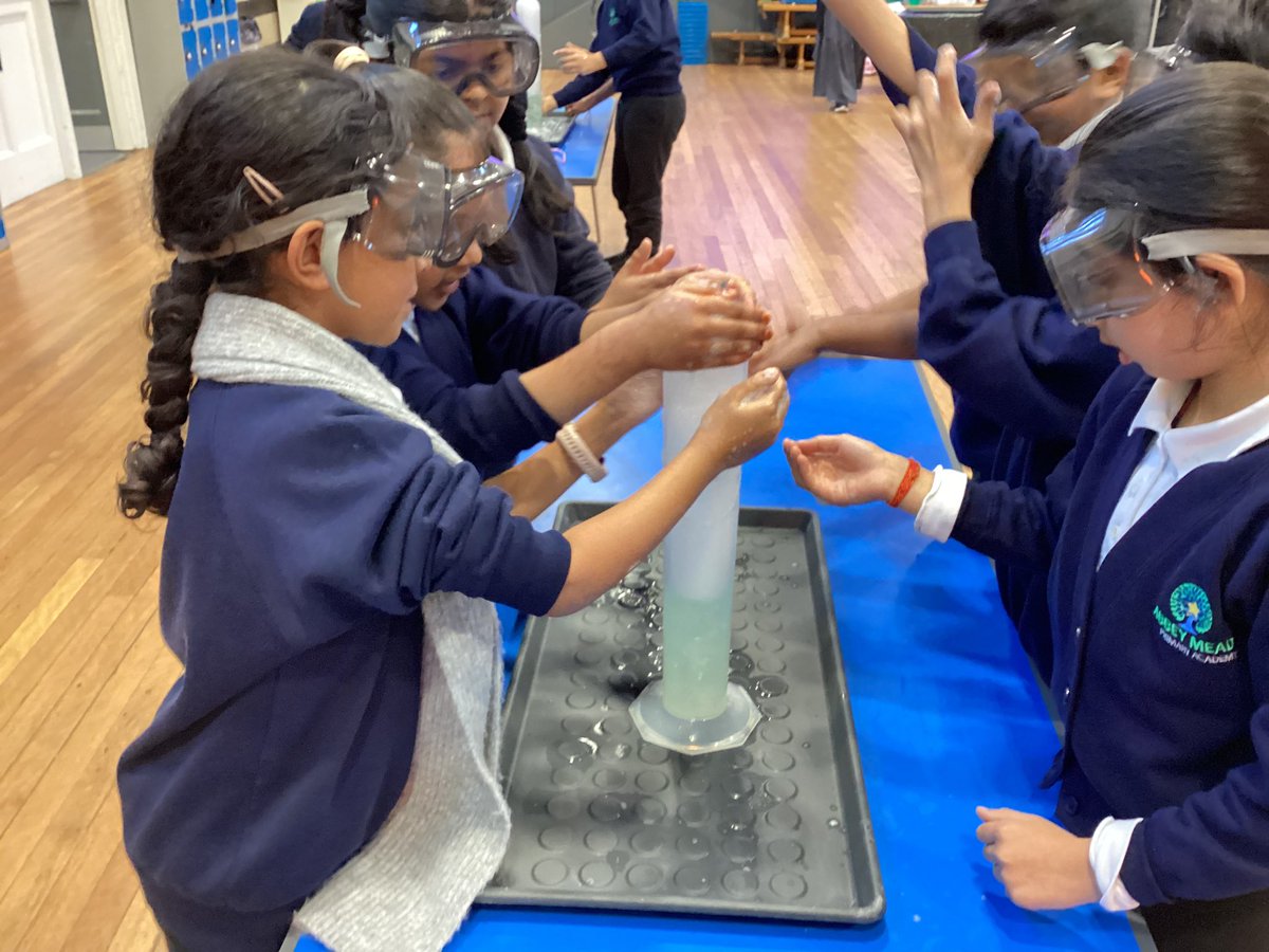 MissRigby9's tweet image. Some more photos of our fantastic workshop. Thank you @fabscience, the children had a great day 😊 @AbbeyMead_TMET