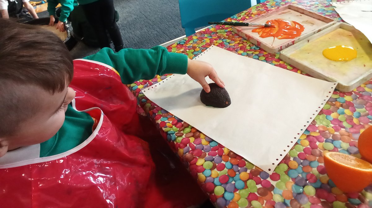 gcpfs1's tweet image. The children have loved this weeks story Handa's Surprise by Eileen Browne and have enjoyed retelling the story with the masks and the fruit bowl. They have also printed some fruits for the baskets. @PrimaryGreat #gcpliteracy #gcpart