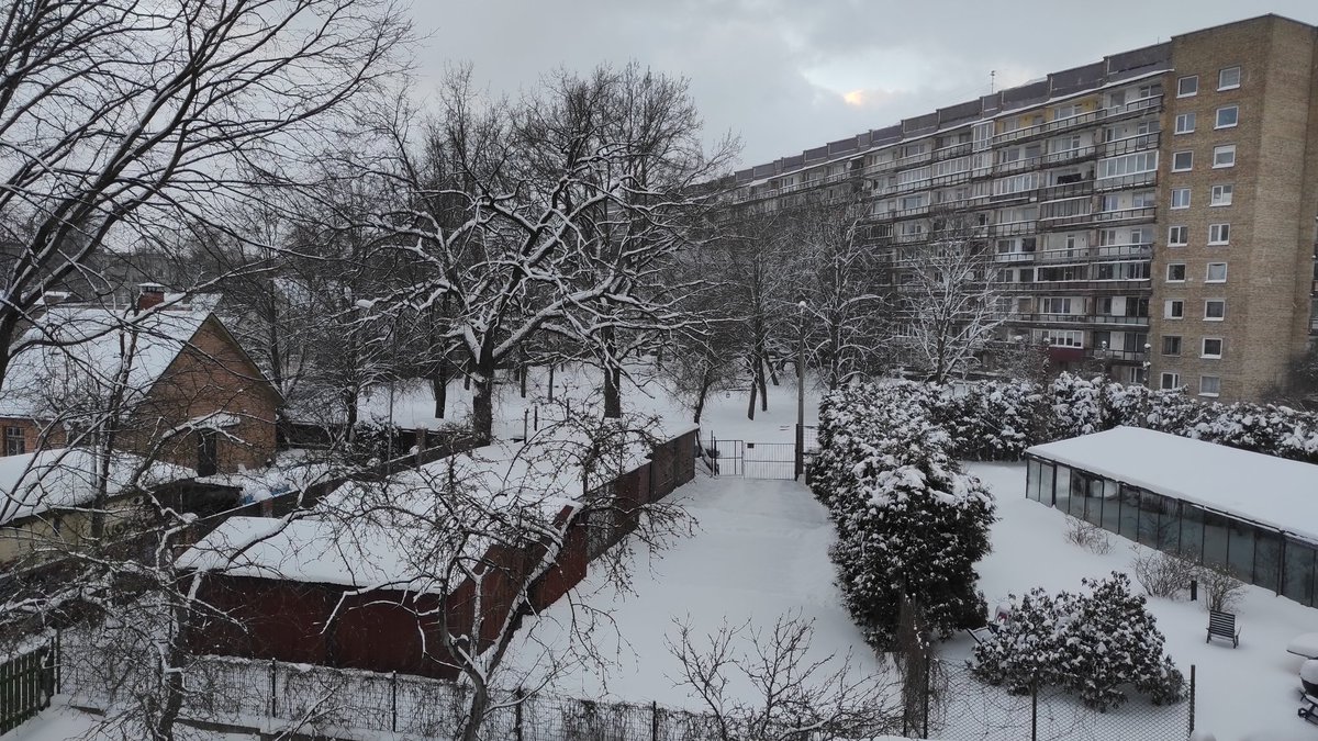 wikt0rrs's tweet photo. ❄️Rīga, Purvciemā kopš vakardienas ik pa laikam sniga, bet šorīt sākas ilgstoša, ļoti stipra snigšana ar pamatīgu puteni, kas norima ap pēcpusdienu. Sniega segas biezums pieauga par 12-14 cm un kopumā sasniedz 25-28 cm.
#ziema #sniegs #putenis
@LVGMC_Meteo @MeteoLatvia https://t.co/6U529zascV