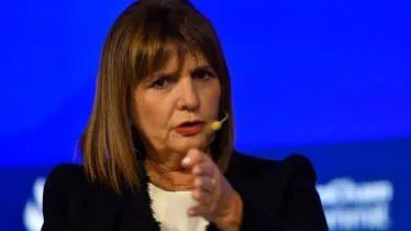 peladodelatv's tweet photo. 🚨🚨 ÚLTIMO MOMENTO 🚨🚨

Patricia Bullrich pidió que los extranjeros que toman tierras sean expulsados del país “de FORMA INMEDIATA 

¿Estarías de acuerdo con esa medida? 👇🏼 https://t.co/li9dnilWCP