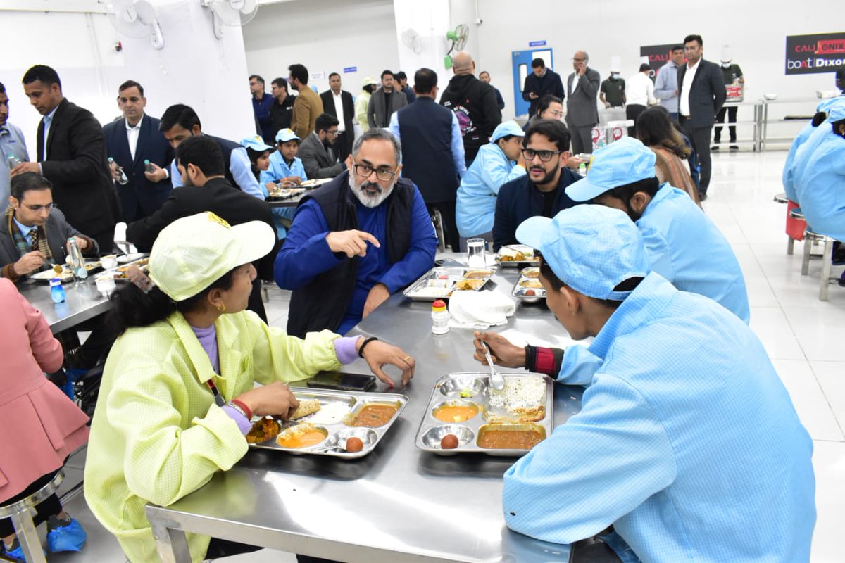 RajeevRC_X's tweet photo. Today’s startups and unicorns serve to inspire #TheNextWave of young Indians

On #NationalStartupDay2024 took 3 young future startup founders to @RockWithboAt factory in #Noida.

They were thoroughly inspired by what @amangupta0303 has achieved.

#RCinNoida https://t.co/M8JGQraPoV