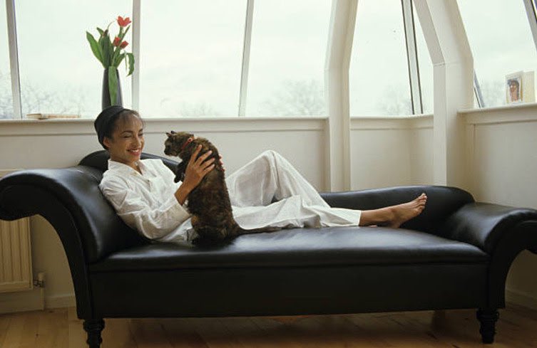 saintdemie's tweet photo. sade at her home in london, 1985
photographed by jean-claude deutsch https://t.co/e8mJUmiFDJ