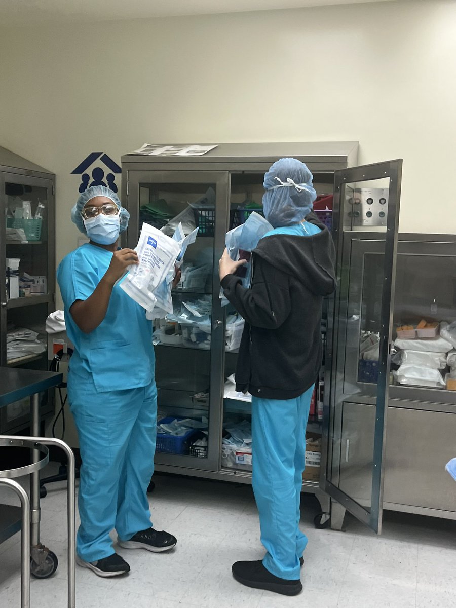 Sheridan_Tech's tweet image. 👀A sneak peek at our #SurgicalTechnology students practicing prepping the operating room. #SheridanTech #handsontraining #CTE #operatingroom 😷