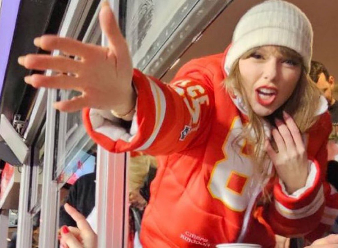 THE13MANUSCRIPT's tweet photo. Me when I see other Swifties in the wild https://t.co/TXUsyj5sle