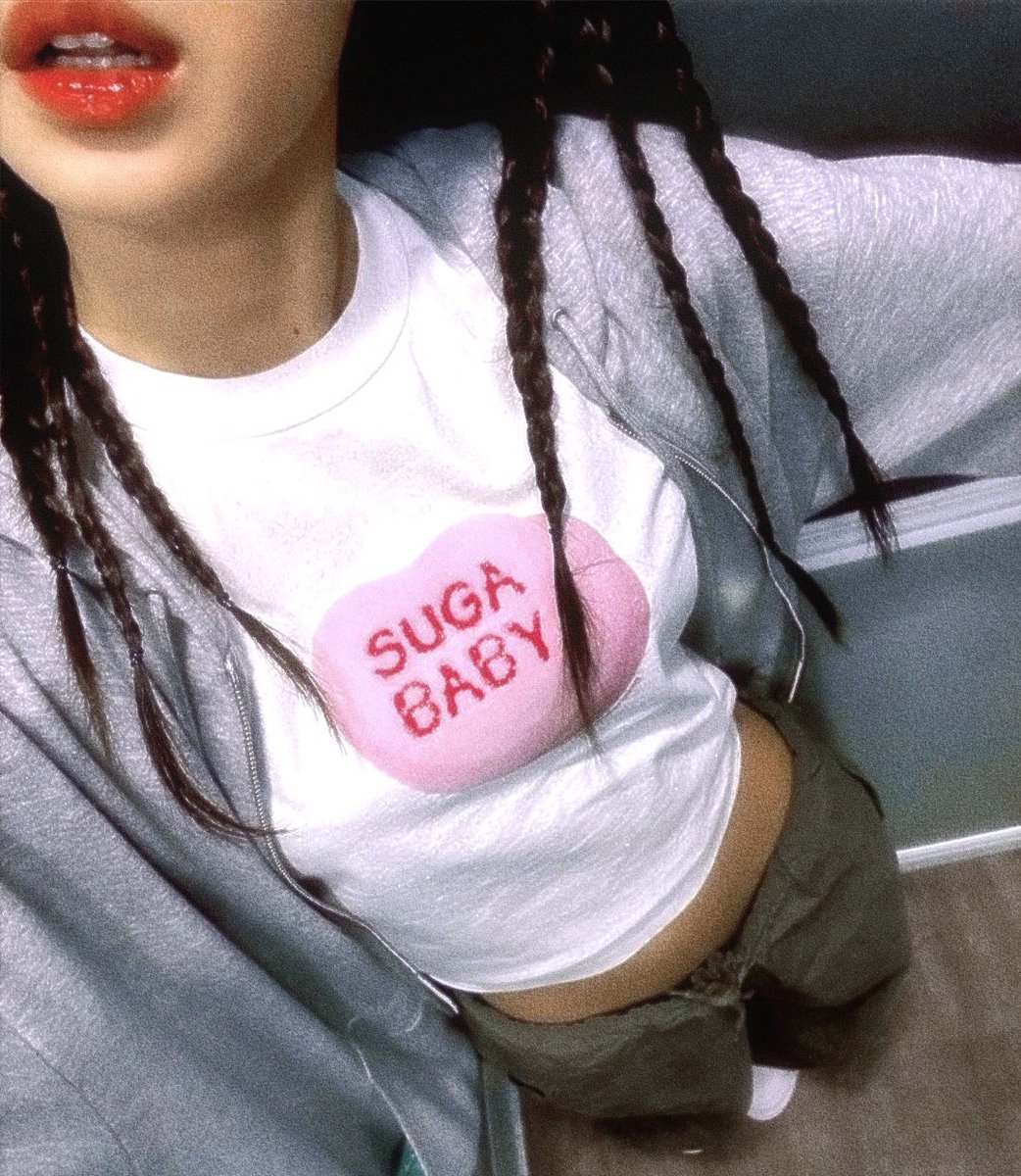 archivebratz's tweet photo. lisa’s iconic baby tees — a thread 𐙚 https://t.co/dlh1Fm624R