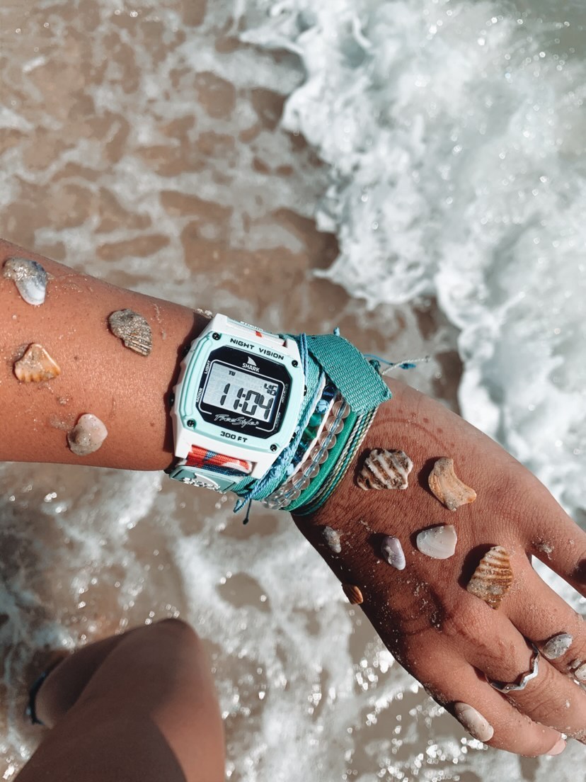 freestyle_watch's tweet photo. Winter daydreams of sandy strolls with @freestylewatches as your beachside essential 🐚🌊  

🦈: #sharkwatch Aloha Paradise Green
📷: @avaaamarinnn
_
#myfreestylewatch #beachliving #beachbagessentials #accessories #watchlover  https://t.co/uAzDEgMjOL https://t.co/mpyx9Pg0b4