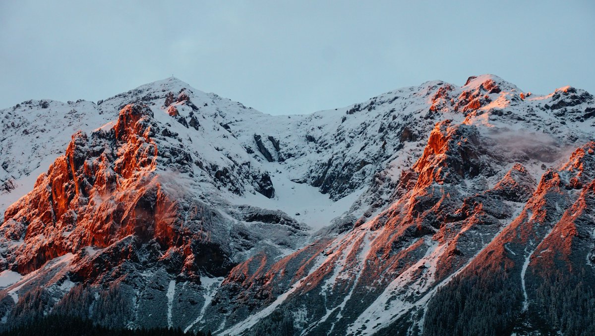 HikingTale's tweet photo. Rise and shine, adventure seekers! 🌄 There's nothing quite like the feeling of being inspired by the breathtaking sunrise on an early morning hike. Lace up your boots, grab your camera, and join us on this epic nature escapade!

📸: Kaidi Guo https://t.co/aQvLChuJDp