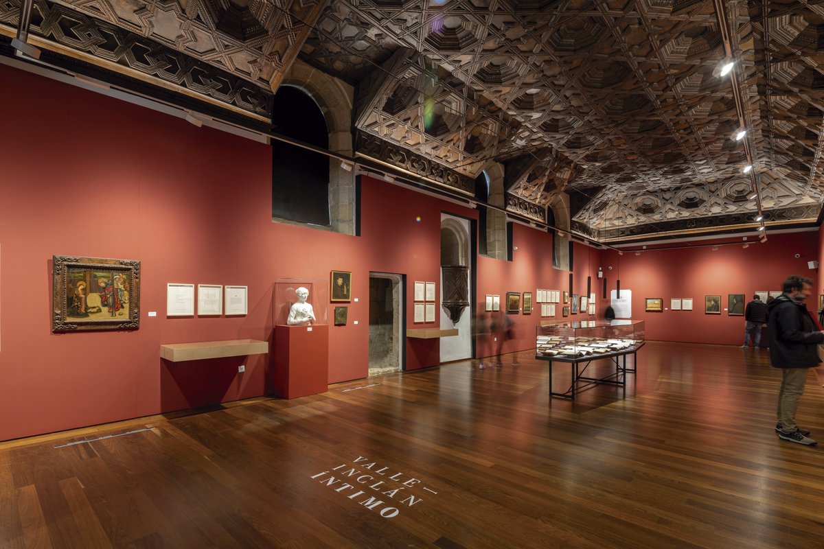 TATATA_info's tweet photo. 🖼️ A exposición, inaugurada en📍Santiago de Compostela, recreou o universo íntimo do afamado dramaturgo. Aínda que a mostra xa non está dispoñible, aínda podedes consultala a través do #catálogo 📖 que encontraredes en librerías e bibliotecas da universidade 👩‍🎓

@universidade_usc https://t.co/NAGq1qBSek