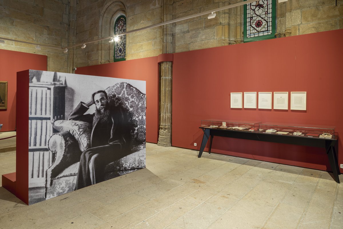 TATATA_info's tweet photo. 🖼️ A exposición, inaugurada en📍Santiago de Compostela, recreou o universo íntimo do afamado dramaturgo. Aínda que a mostra xa non está dispoñible, aínda podedes consultala a través do #catálogo 📖 que encontraredes en librerías e bibliotecas da universidade 👩‍🎓

@universidade_usc https://t.co/NAGq1qBSek