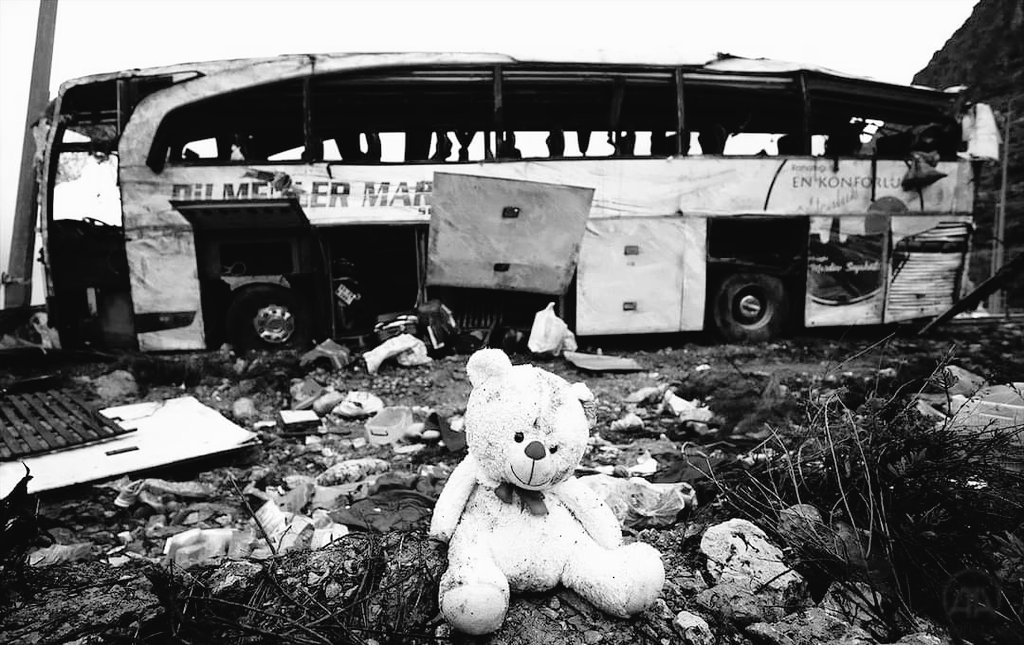 32genclikk's tweet photo. Mersin-Antalya karayolu Aydıncık çıkışı mevkiinde meydana gelen otobüs kazası sonucu vefat eden vatandaşlarımıza Allah’tan rahmet, ailelerine başsağlığı, yaralı vatandaşlarımıza acil şifalar diliyoruz.

#32GENÇLİK https://t.co/bLoIdvjp2e