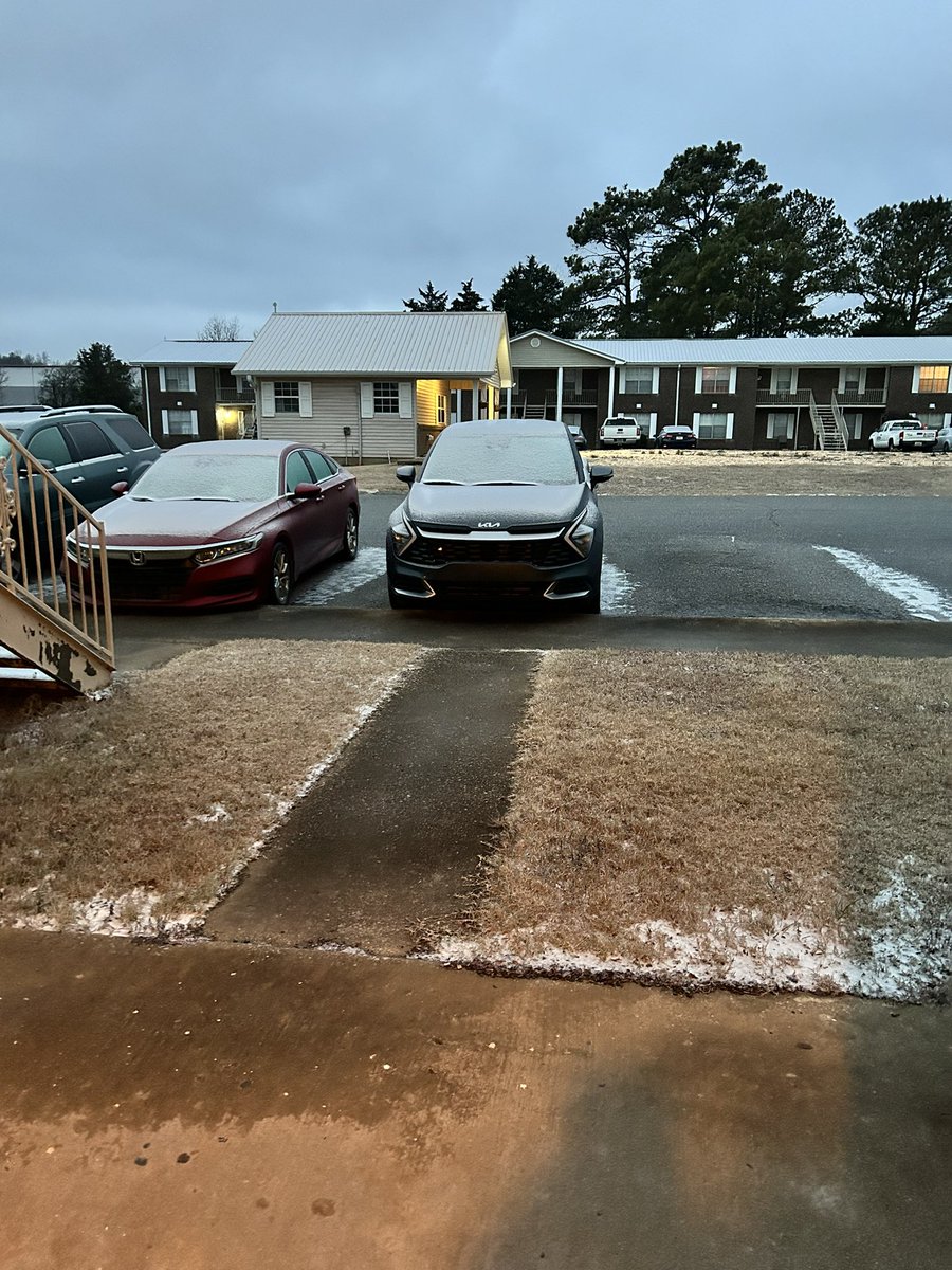 CgMonkey2u's tweet photo. @TravisBradenWX @NWSBirmingham @weswyattweather @mattdanielwx @LaurenLinahan @toniatalkss @BradenWXStation @WBRCweather @WBRCnews This what it looked like at my house. https://t.co/Xxt5e8AJcm