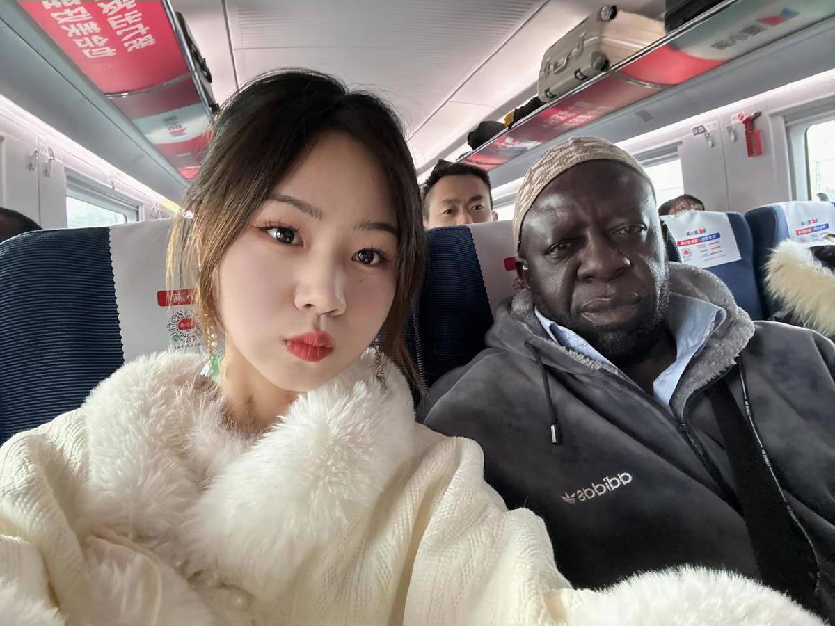 DFHZB_'s tweet photo. #黑人 #合影 一伙三 😑 https://t.co/osX0l7pUy9