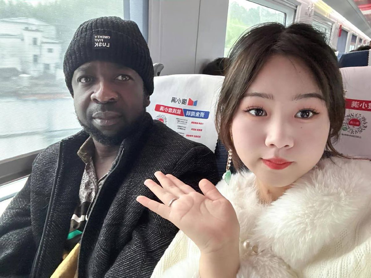 DFHZB_'s tweet photo. #黑人 #合影 一伙三 😑 https://t.co/osX0l7pUy9