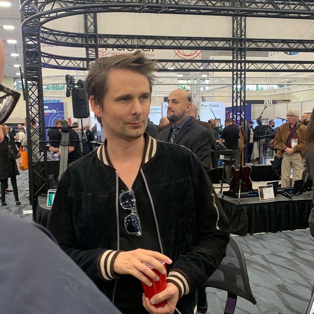 maria_nero's tweet photo. Jan 16 2020 #MuseHistory @mattbellamy hanging out at @thenammshow promoting the @mansonguitarworks Meta Series, chilling with whiskey in a Solo cup, just being cool.
#MattBellamy #NammShow2020 #whiskeyinasolocup #ultimatecool #metaseries #mansonguitars https://t.co/PJLyGucrbJ