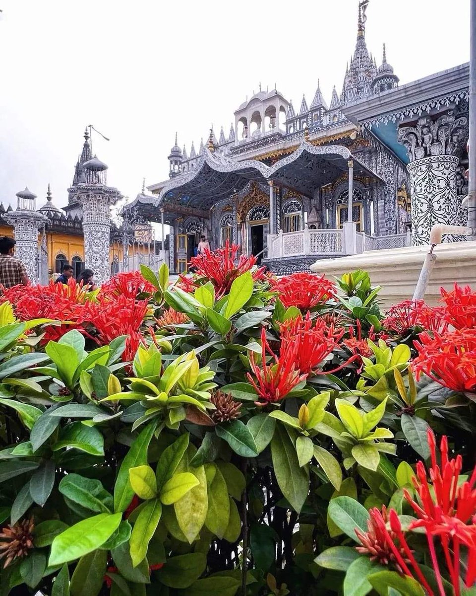 TanviSolanki_'s tweet photo. @AdaniPriti @gautam_adani @AbhayShah11 @AmitShah @JainMedia @JagoJainJagore @heritageofjains @archehistory @spreadjainism @Republic_Bharat सम्मान के साथ कलकत्ता ले आए और मंदिर में स्थापित कर दिया।✨
यह मंदिर पारसनाथ जैन मंदिर के नाम से जाना जाता है। ❤️🙏
Kolkata Jain Temple Complex
Location: Gouribari, Maniktala, Kolkata, West Bengal
#jaintemple #jaintemplesofindia #Shwetambar #kolkata #Jainism #JainTeerth https://t.co/gpNq91KKfs