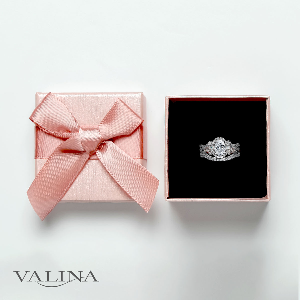 ValinaJewelry's tweet image. For the love that's as rare as the diamonds adorning this ring. 💎

ecs.page.link/fJtA8

#ovalcutdiamond #baguettediamonds #stackableband #Valina #ValinaBridal #14Krings