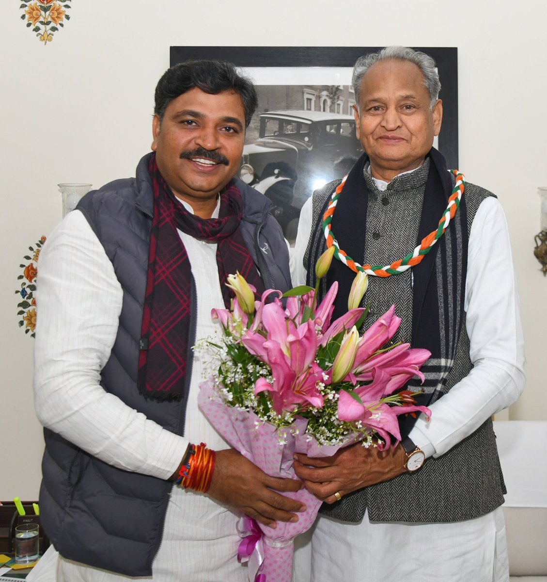 Ashok Gehlot (@ashokgehlot51) on Twitter photo विधानसभा में कांग्रेस विधायक दल के नेता मनोनीत होने के उपरांत निवास पर भेंट करने आए श्री <a href="/TikaRamJullyINC/">Tika Ram Jully</a> जी को नई जिम्मेदारी की बधाई व शुभकामनाएं दीं। विधानसभा में कांग्रेस विधायक दल के नेता मनोनीत होने के उपरांत निवास पर भेंट करने आए श्री <a href="/TikaRamJullyINC/">Tika Ram Jully</a> जी को नई जिम्मेदारी की बधाई व शुभकामनाएं दीं।