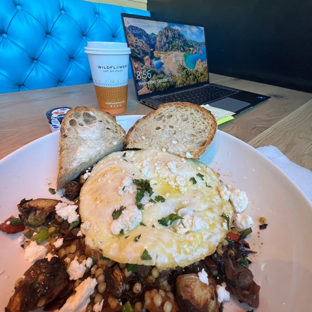 WildflowerBread's tweet image. POV:  You are ✨"working from home." ✨😋