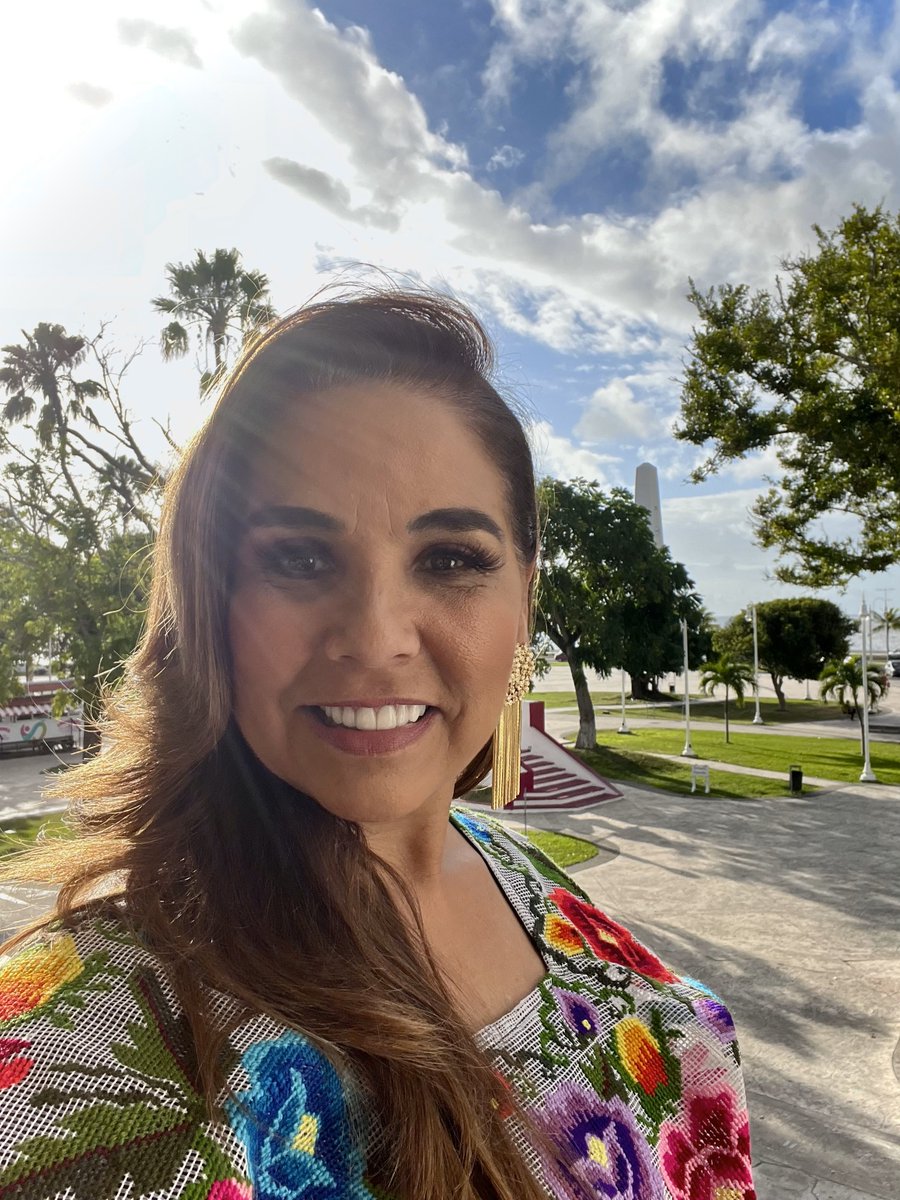 MaraLezama's tweet photo. Estoy decidida a devolver el brillo a nuestra capital, #Chetumal, y a todo #QuintanaRoo. Con el presupuesto más grande en la historia de nuestro estado, seguiremos generando bienestar, ampliando los programas sociales, para llevar justicia social a quienes más nos necesitan. 🤲🏽 ¡L@s saludo desde el palacio de Gobierno, gobierno que por primera vez es del pueblo!

#ElPresupuestoEsDelPueblo
#UnidosParaTransformar