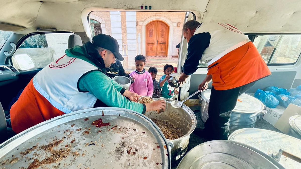 PalestineRCS's tweet photo. ⭕️PRCS is dedicated to daily lunch provisions for displaced families in the Jerusalem Camp in #Rafah and its surrounding areas. This compassionate #initiative, offers essential #foodSupport, reaching out to more than 50 families in need 🥘#Gaza
#Humantarians https://t.co/z1rbEpwxbk