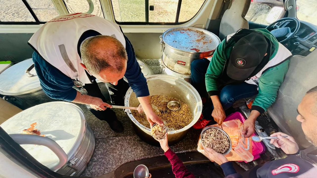 PalestineRCS's tweet photo. ⭕️PRCS is dedicated to daily lunch provisions for displaced families in the Jerusalem Camp in #Rafah and its surrounding areas. This compassionate #initiative, offers essential #foodSupport, reaching out to more than 50 families in need 🥘#Gaza
#Humantarians https://t.co/z1rbEpwxbk