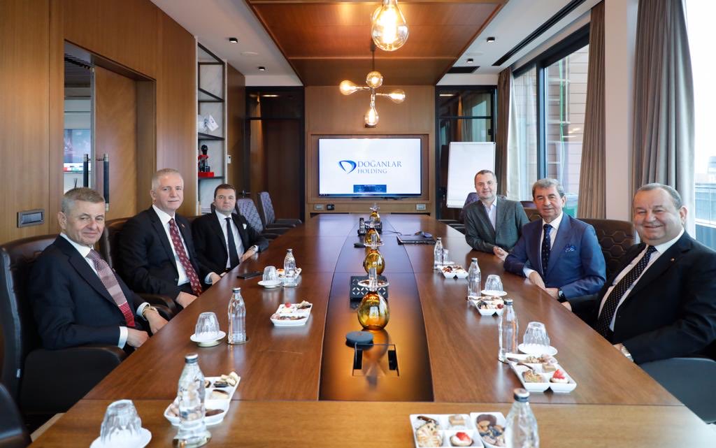 davutdogan's tweet photo. #İstanbul valimiz Sn Davut Gül ziyaretinde takdir belgelerini sunarak bizleri motive etmiştir.
Sayın valimizin başarılı çalışmaları ile bizde her zaman takdir ediyoruz. 
⁦@gul_davut⁩ ⁦@valilikistanbul⁩ ⁦@doganlarholding⁩ ⁦@tcbestepe⁩ ⁦@TC_icisleri⁩ https://t.co/EWFDlKPgPH