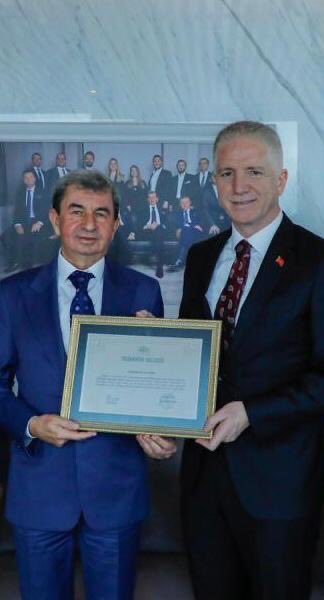 davutdogan's tweet photo. #İstanbul valimiz Sn Davut Gül ziyaretinde takdir belgelerini sunarak bizleri motive etmiştir.
Sayın valimizin başarılı çalışmaları ile bizde her zaman takdir ediyoruz. 
⁦@gul_davut⁩ ⁦@valilikistanbul⁩ ⁦@doganlarholding⁩ ⁦@tcbestepe⁩ ⁦@TC_icisleri⁩ https://t.co/EWFDlKPgPH