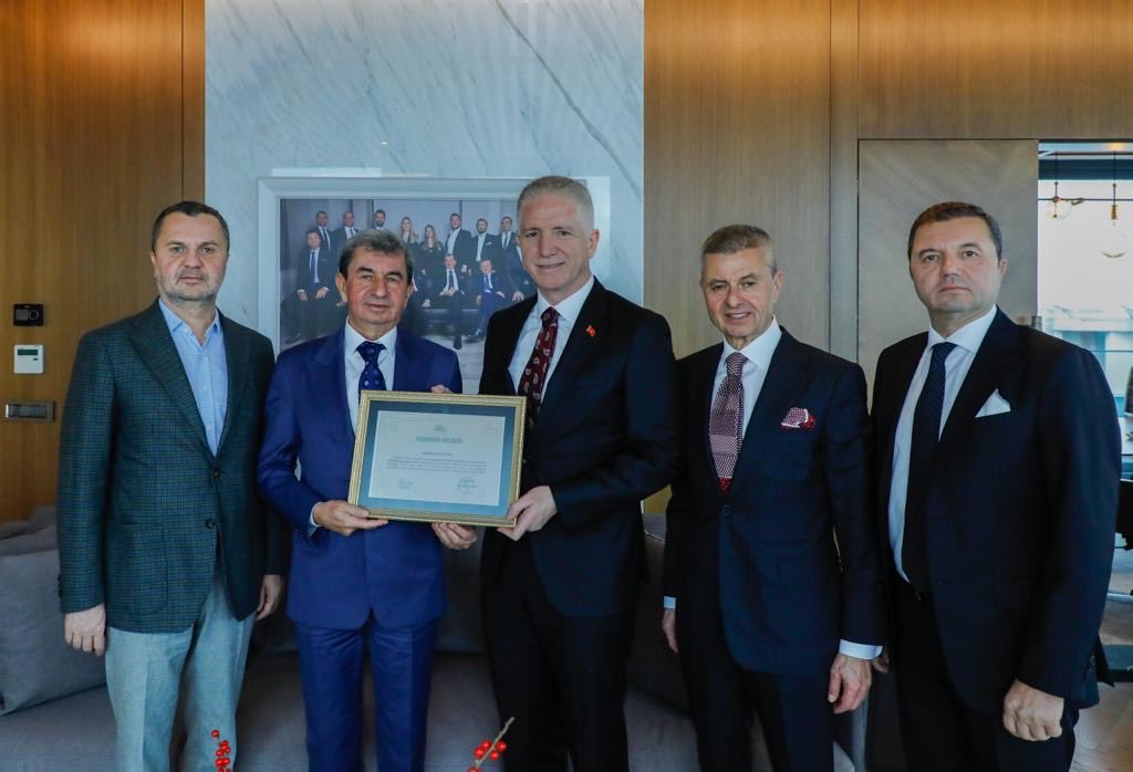 davutdogan's tweet photo. #İstanbul valimiz Sn Davut Gül ziyaretinde takdir belgelerini sunarak bizleri motive etmiştir.
Sayın valimizin başarılı çalışmaları ile bizde her zaman takdir ediyoruz. 
⁦@gul_davut⁩ ⁦@valilikistanbul⁩ ⁦@doganlarholding⁩ ⁦@tcbestepe⁩ ⁦@TC_icisleri⁩ https://t.co/EWFDlKPgPH