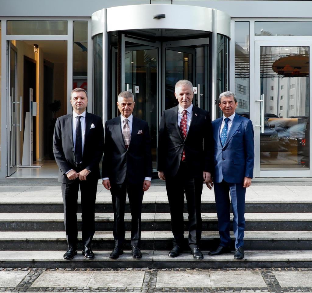 davutdogan's tweet photo. #İstanbul valimiz Sn Davut Gül ziyaretinde takdir belgelerini sunarak bizleri motive etmiştir.
Sayın valimizin başarılı çalışmaları ile bizde her zaman takdir ediyoruz. 
⁦@gul_davut⁩ ⁦@valilikistanbul⁩ ⁦@doganlarholding⁩ ⁦@tcbestepe⁩ ⁦@TC_icisleri⁩ https://t.co/EWFDlKPgPH