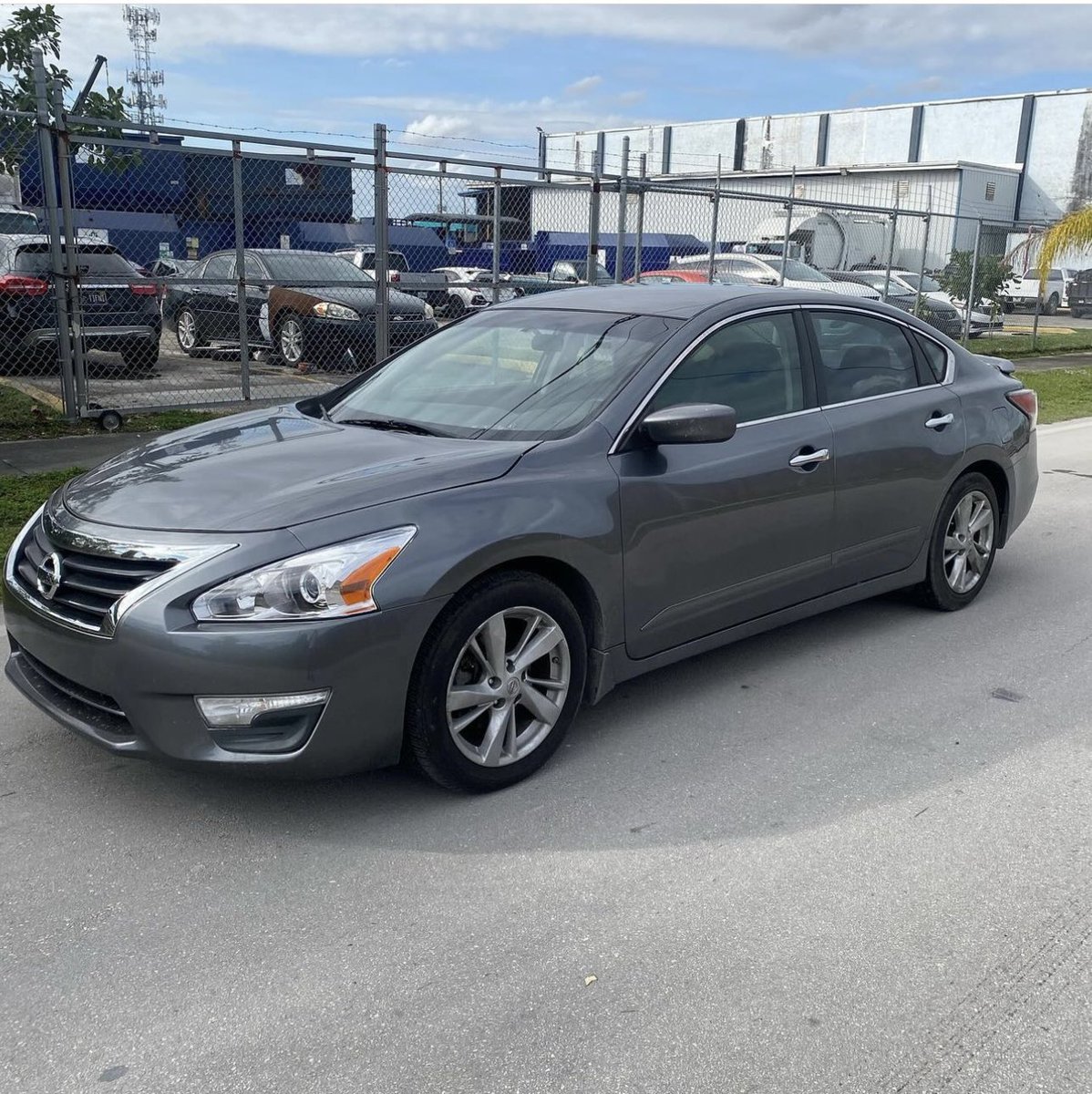 ChikoHaddy's tweet photo. 2014 Nissan Altima with 75k miles very clean #Forsale https://t.co/Gp0Z1NDQex