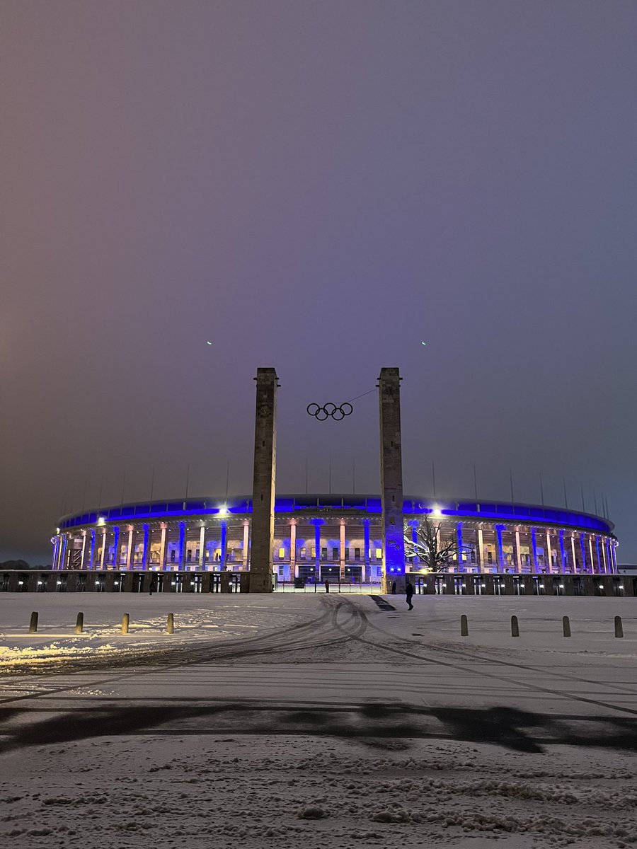 Das menschenleere Olympiastadion erstrahlt in Gedenken an Kay Bernstein blau in den Berliner Abendhimmel hinein. Auf dem verschneiten Vorplatz bleiben immer wieder Autos stehen, Menschen steigen aus und halten inne. #hahohe