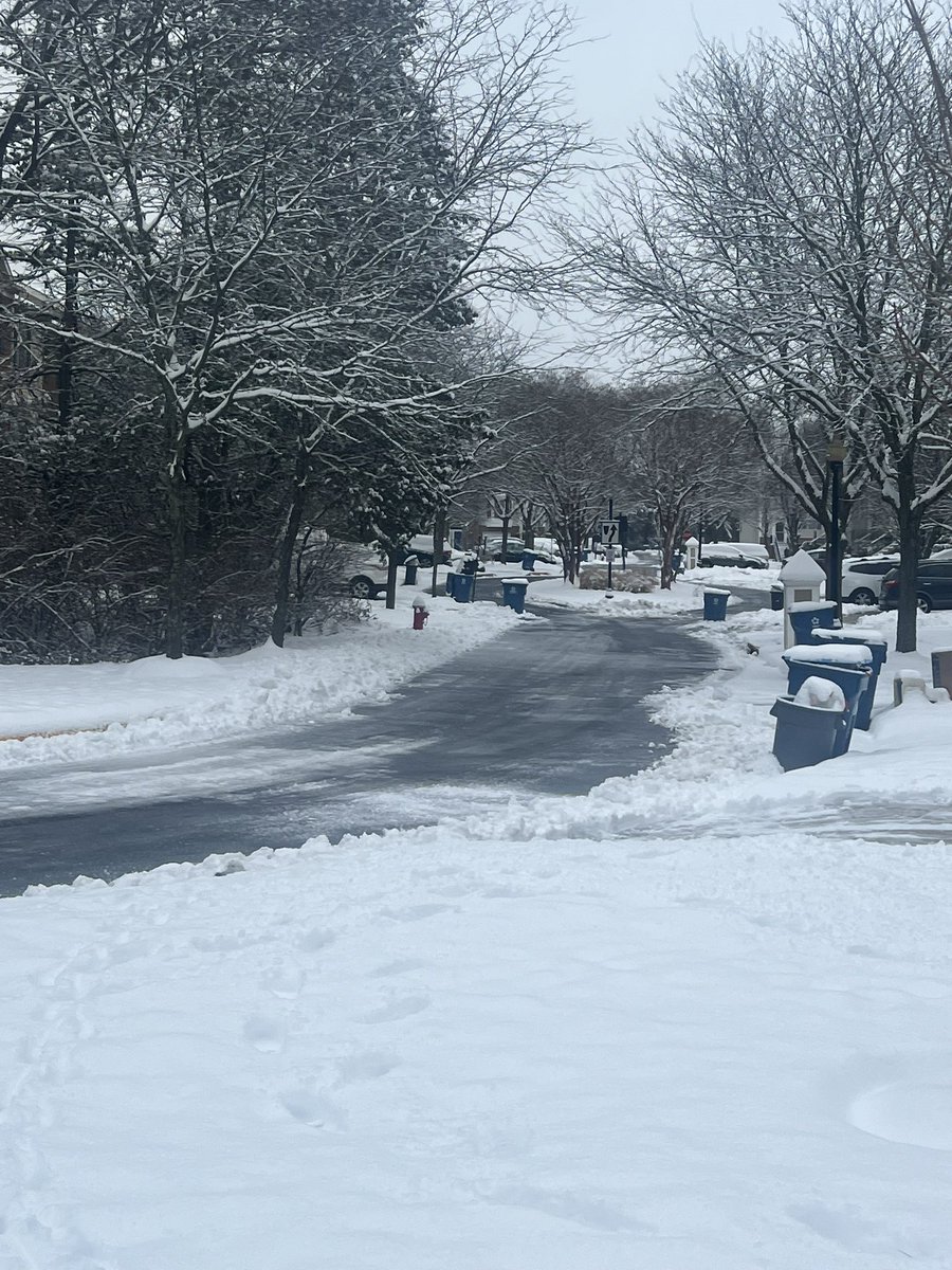 lunaabarker's tweet photo. Cancel afterschool activities! There is NO WAY my daughter will be able to make it to practice without crashing! @Waydebyard_lcps https://t.co/J6dU3UUlFO