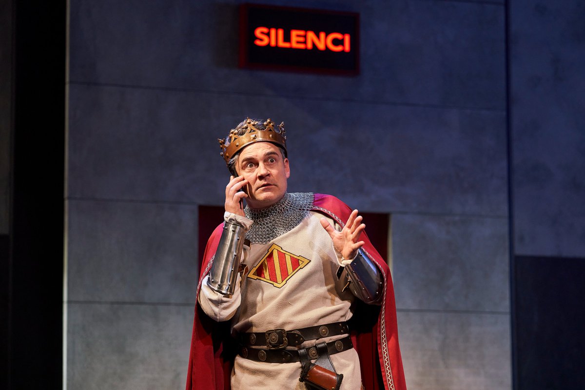 Teatre_Goya's tweet photo. 📣 ÚLTIMES FUNCIONS!
El rodatge de #Conqueridors està arribant a la seva recta final. 🎬 No deixis passar aquesta oportunitat única per colar-te a un plató i descobrir tots els secrets que es couen en un rodatge televisiu.
🎟️ https://t.co/dlZuoe1qKX https://t.co/O1BuDIOauO