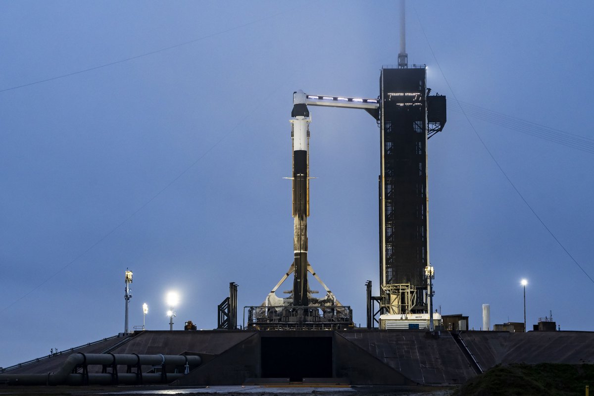 SpaceX's tweet photo. Falcon 9 and Dragon vertical at pad 39A in Florida. Targeting Wednesday, January 17 for launch of Ax-3 → https://t.co/bJFjLCiTbK https://t.co/YHA99eVzHt