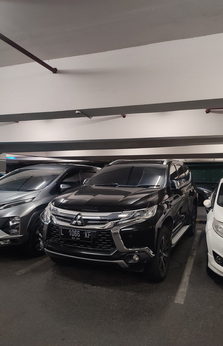 genxq's tweet photo. Mobil Elit Parkir Begok, jadi susah kan gw masuk mobilnya https://t.co/Eyp0A9InKJ