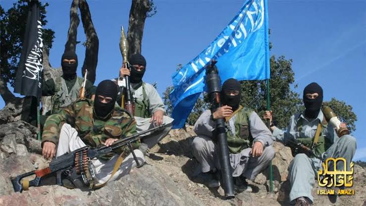 Suriye'deki Türkistan İslam Partisi'ne bağlı Uygur Türk'ü kardeşlerimi Küçükçekmece'de halısaha, oto yıkama, kuryelik vb işlerde istihdam sözü vererek ülkemize davet ediyorum. Cihadı yaptınız, Allah razı olsun. Gelin Sabah 8 akşam 8 düzenli işiniz olsun. Çoluğa çocuğa karışın.