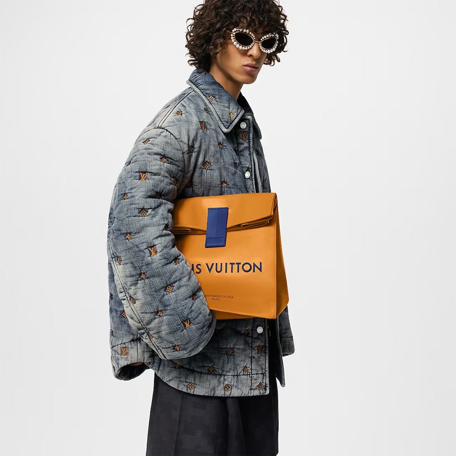 Louis Vuitton Leather “Sandwich Bag”

Έτσι τζιαι δω κανέναν σας να φέρνει κουπέπια στη δουλειά μέσα σε τούτη 🤣

Οχι δεν είναι AI

eu.louisvuitton.com/eng-e1/product…
