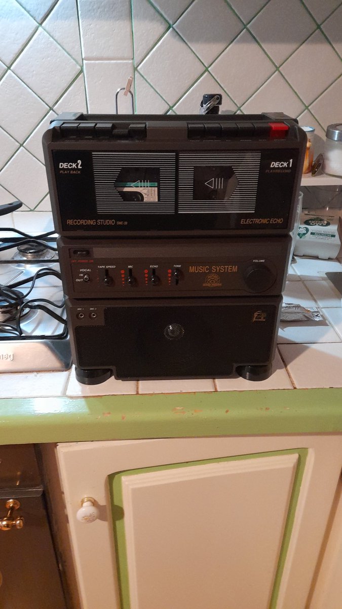 MercyValkyrie's tweet photo. Un ragazzo a Saragozza vende una #cassetta del 1976 @Mondadori
Cassetta che ascoltavo ogni volta che salivo in auto negli anni '90 quando ero una bambina.
Non potevo non comprarla e poi provarla sul mio #cantatu perfettamente funzionante.
Un tuffo nel passato... https://t.co/uGyDq8UVf5
