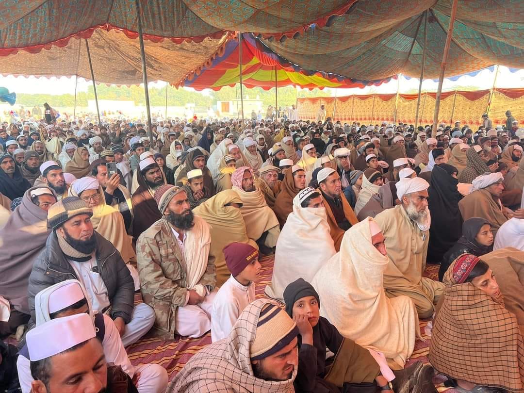 تجوڑی لکی مروت : فرزند قائد جمعیت امیدوار حلقہ این اے 41 لکی مروت مولانا اسجد محمود جامعہ دارالعلوم ایوبیہ میں سالانہ ختم بخاری کے تقریب سے خطاب کرتے کر رہے ہیں۔
#ووٹ_صرف_کتاب_کا