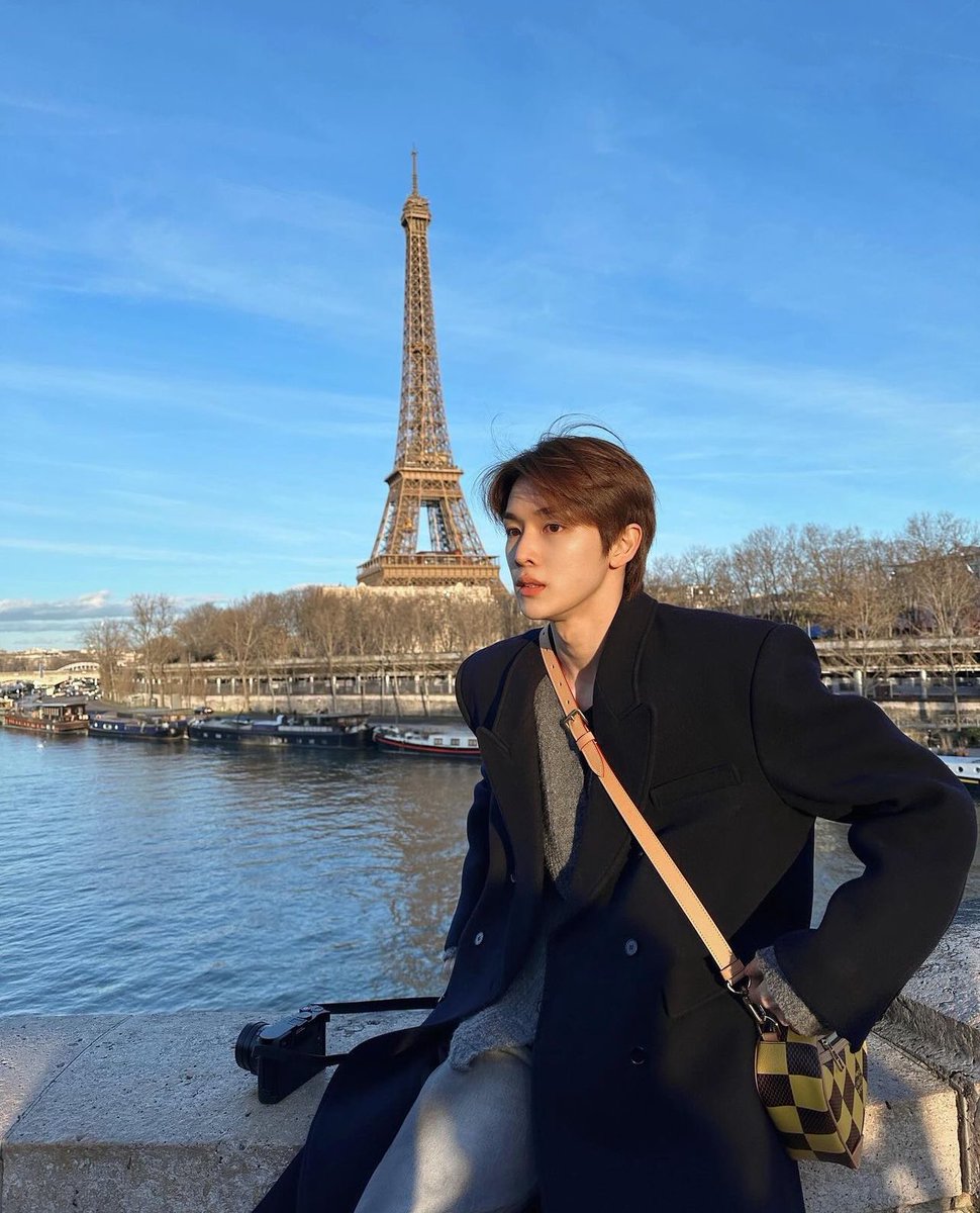 mepuppieyou's tweet photo. อัพรูปจากกล้องมือถือให้ด้วย วิวปารีสกับสุดหล่อที่ถือไลก้าในมือ เท่อะจิ ㅠㅡㅠ พ้มเขิน องค์ประกอบในรูปทุกอย่างดีหมด น้องพ้มเท่ที่สุด https://t.co/Lnkp1XMc36