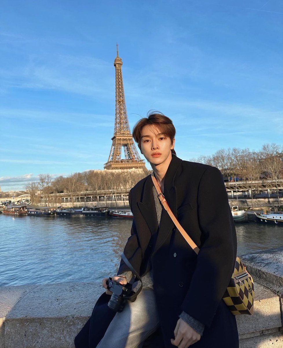 mepuppieyou's tweet photo. อัพรูปจากกล้องมือถือให้ด้วย วิวปารีสกับสุดหล่อที่ถือไลก้าในมือ เท่อะจิ ㅠㅡㅠ พ้มเขิน องค์ประกอบในรูปทุกอย่างดีหมด น้องพ้มเท่ที่สุด https://t.co/Lnkp1XMc36