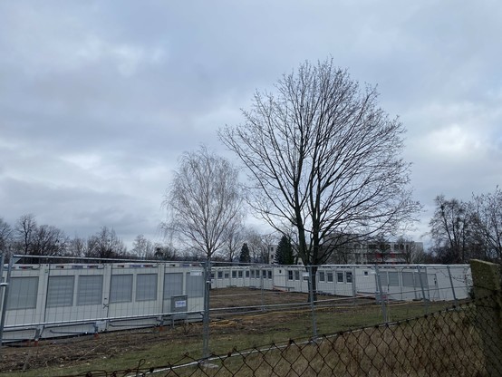 dissidentinnen's tweet photo. Am #dd1001 war Ulrike für uns am Tag der offenen Tür in der Geflüchtetenunterkunft in der Geystraße. Diese gehört zu den neu geschaffenen „Containerdörfern“ und bietet Platz für 144 Menschen. Hier sollen Familien unterkommen. (1/4) https://t.co/0iWTsPIiIe