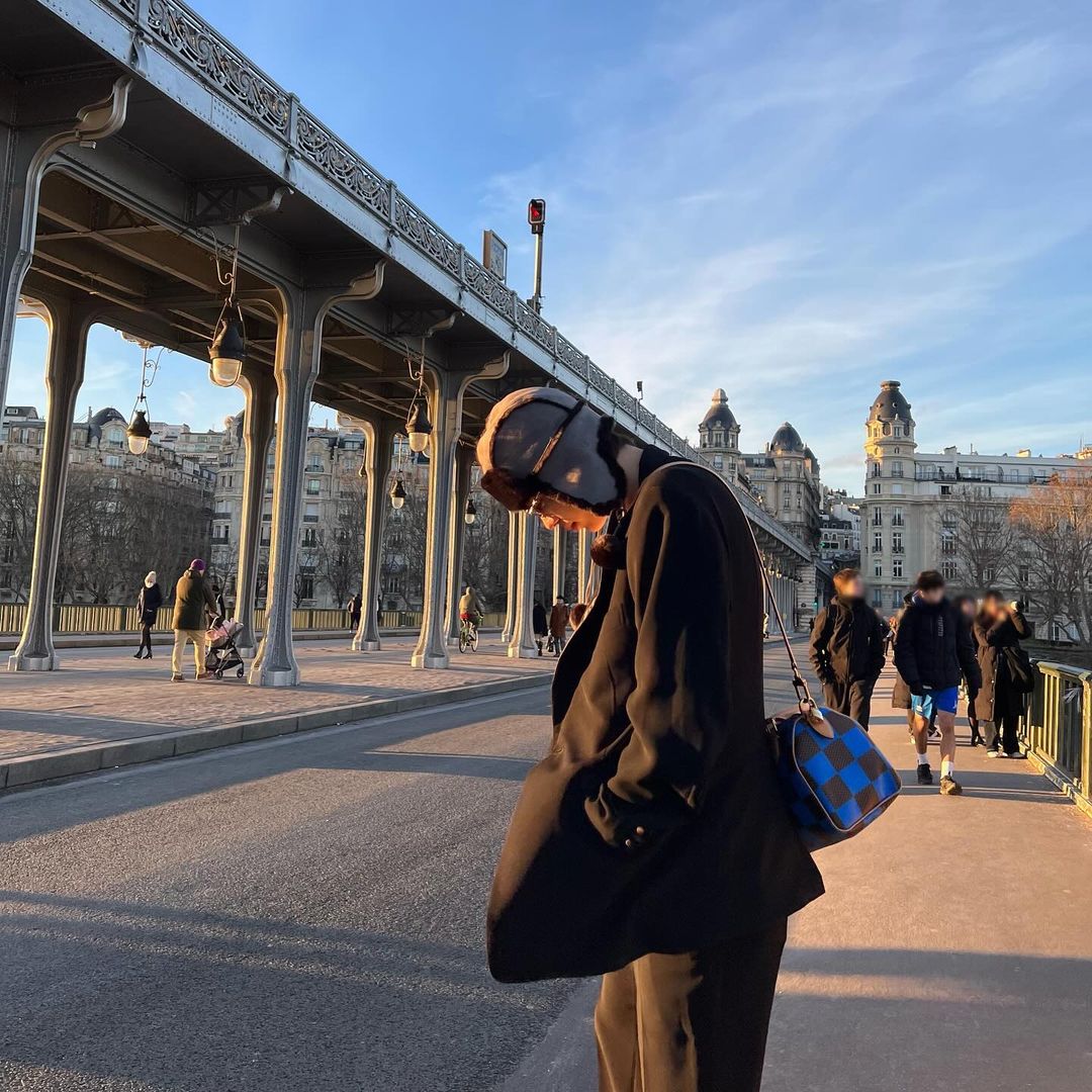 Suohtaro's tweet photo. My one fine day in Paris. 🇫🇷
The weather is cold here, so I wrapped myself in my coat to warm it up! We’ve been sharing so much since the moment we landed here, haven’t we? The view here is amazing, and I can’t help but to let BRIIZE see it, too. 😆 https://t.co/9oTaube9sV